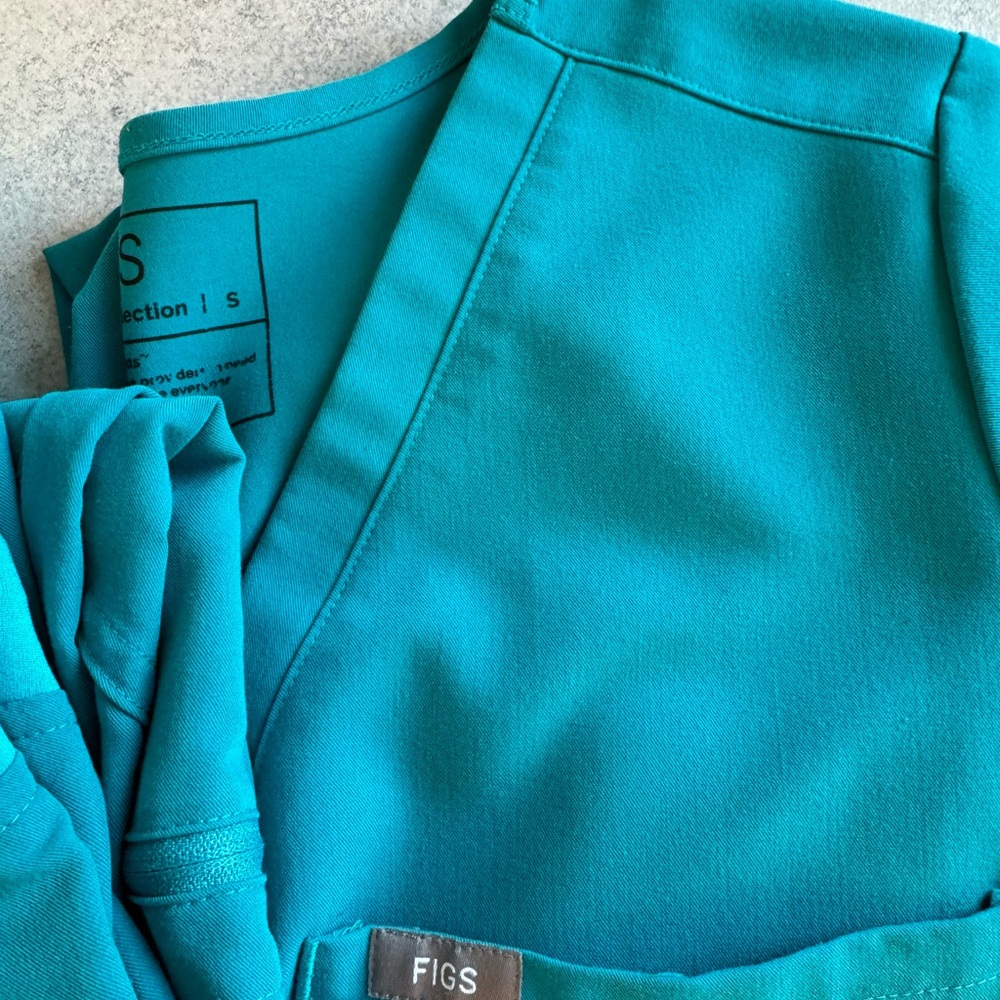 Teal Figs Scrubset